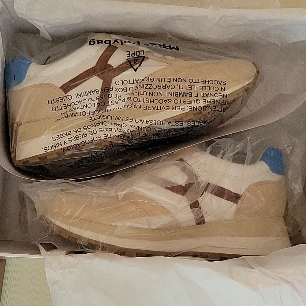 New in box Veronica Beard sneakers